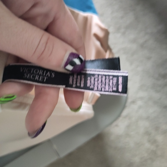 Victoria's Secret Bra Collection -Size 40D - 6 Total - Picture 2 of 2